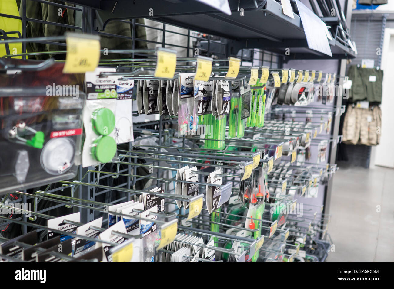 Attrezzatura da pesca alley all'interno di Decathlon, attrezzature sportive e il negozio di abbigliamento a Dalian, Cina 11/6/19 Foto Stock