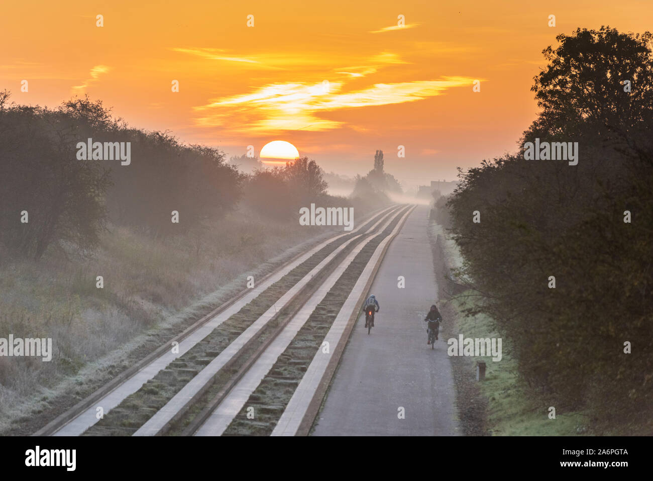 Oltre, Cambridgeshire Regno Unito il 28 ottobre 2019. I ciclisti dirigersi verso Cambridge lungo la guidato blindosbarra all'alba come temperature scesero a congelamento durante la notte . È stato un nebbioso e gelido di iniziare la giornata nell'autunnale meteo . Credito Eales Julian/Alamy Live News Foto Stock