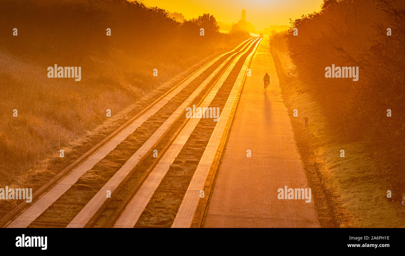 Oltre, Cambridgeshire Regno Unito il 28 ottobre 2019. I ciclisti dirigersi verso Cambridge lungo la guidato blindosbarra all'alba come temperature scesero a congelamento durante la notte . È stato un nebbioso e gelido di iniziare la giornata nell'autunnale meteo . Credito Eales Julian/Alamy Live News Foto Stock