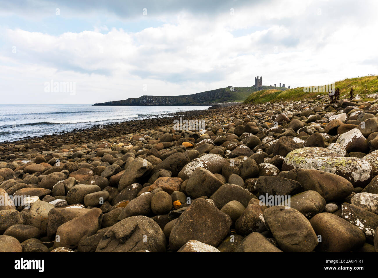 Il castello di Dunstanburgh, Northumberland, Regno Unito, Inghilterra, Castello di Dunstanburgh Northumberland, Dunstanburgh, Castle Beach, rocce, spiaggia, costa, costiere, Foto Stock