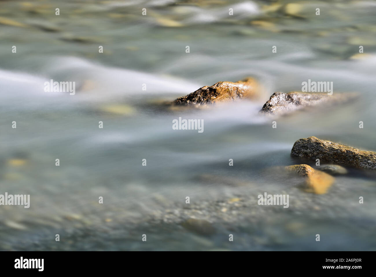 Montagna alpina fiume selvaggio con correnti d'acqua e bellissime rocce naturali. Fotografie con lunghi tempi di esposizione, la cattura di movimento. Attività outdoor concept. Foto Stock
