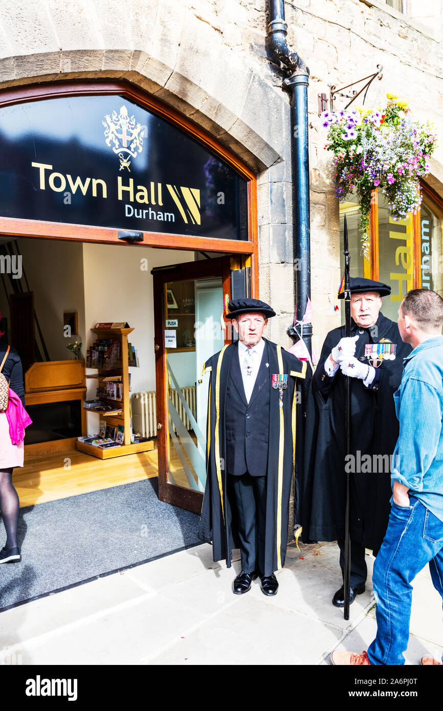 Durham Town Hall ingresso, uomo che porta il luccio personale e indossando medaglie all'entrata a Durham town hall, Durham Town Hall, ingresso, UK, Inghilterra Foto Stock