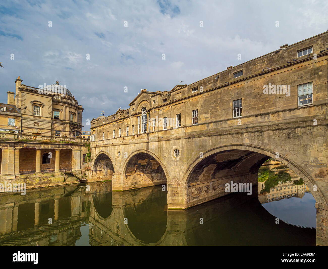 Pulteney ponte che attraversa il fiume Avon a Bath, Inghilterra. Completato da 1774, progettato da Robert Adam in stile palladiano, ha negozi costruiti attraverso Foto Stock