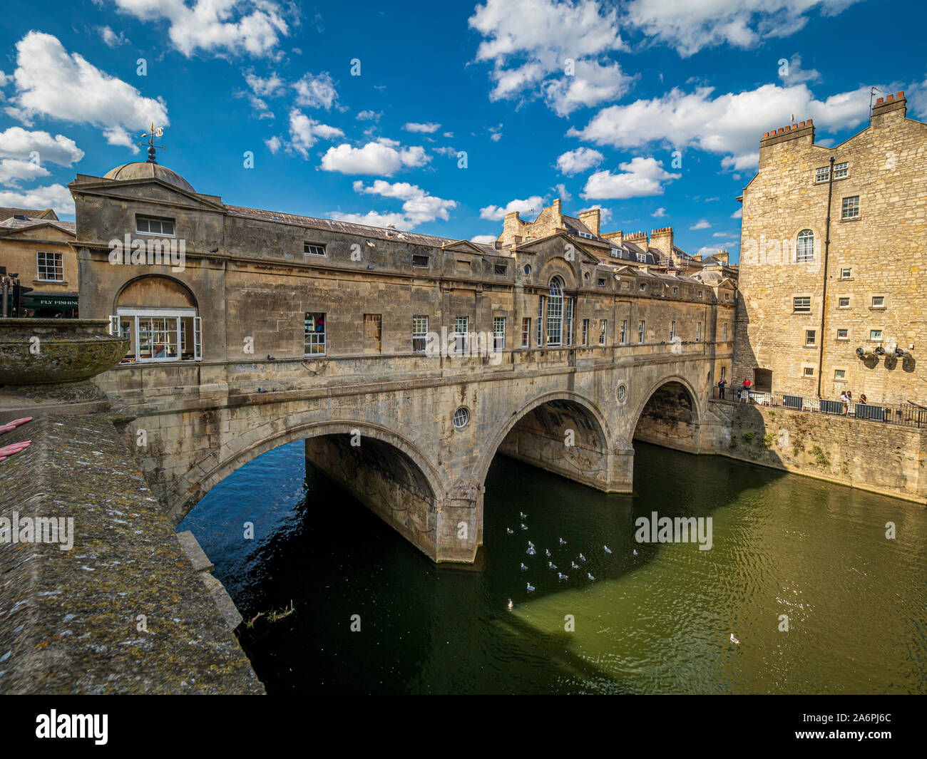 Pulteney ponte che attraversa il fiume Avon a Bath, Inghilterra. Completato da 1774, progettato da Robert Adam in stile palladiano, ha negozi costruiti attraverso Foto Stock