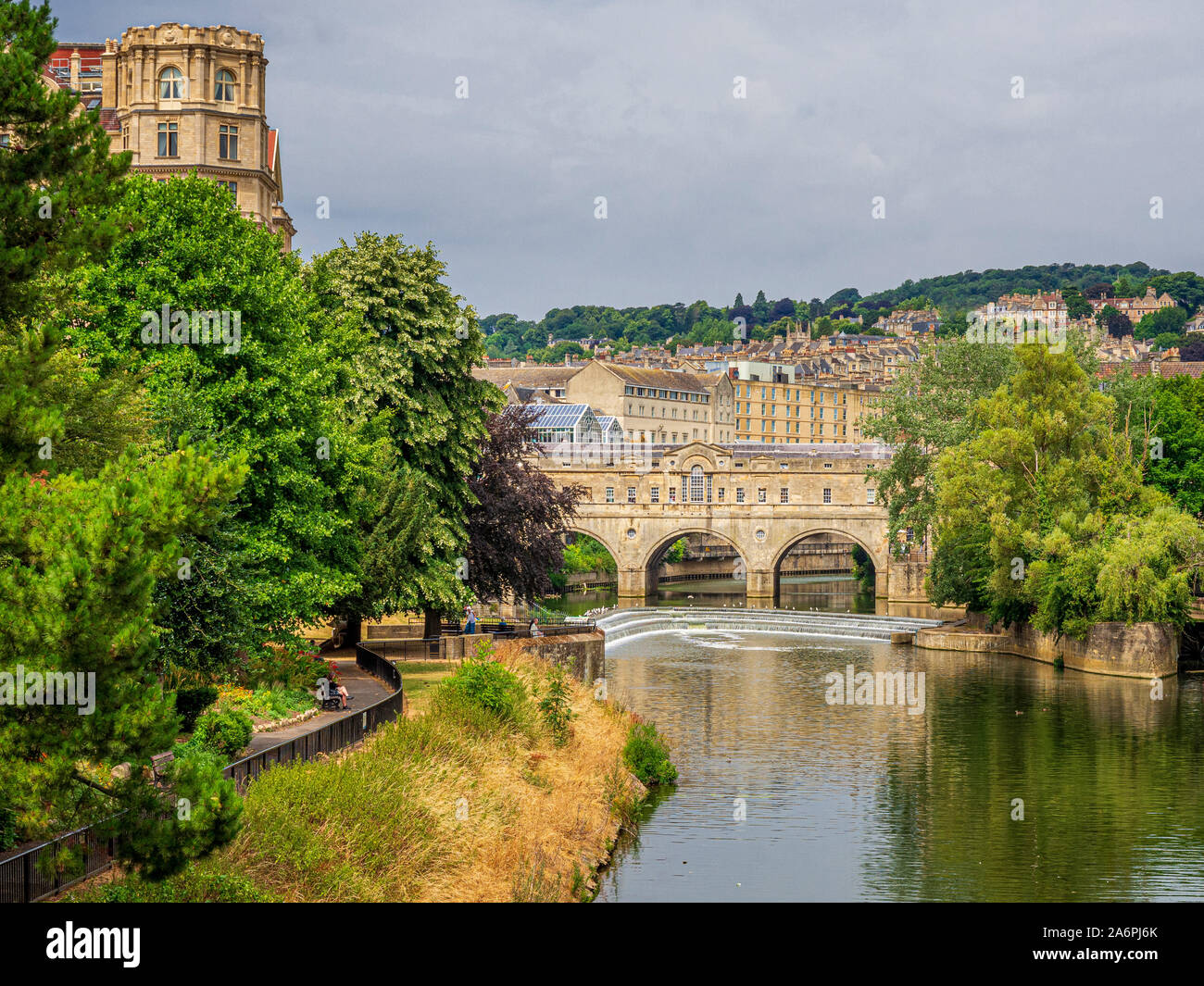 Pulteney ponte che attraversa il fiume Avon a Bath, Inghilterra. Completato da 1774, progettato da Robert Adam in stile palladiano, ha negozi costruiti attraverso Foto Stock