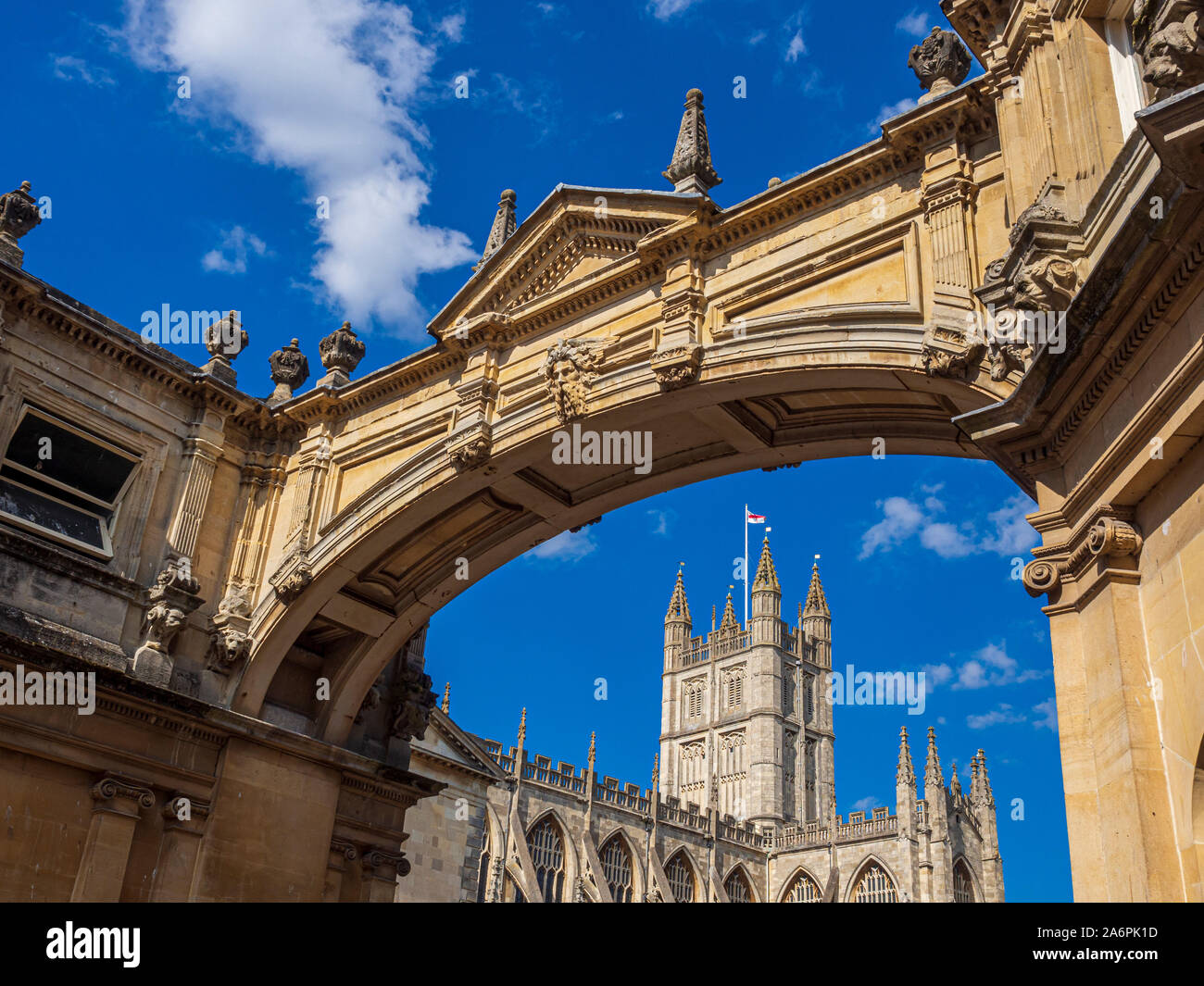 Abbazia di Bath, visto da York Street Arch. Bagno, Somerset, Inghilterra. Foto Stock