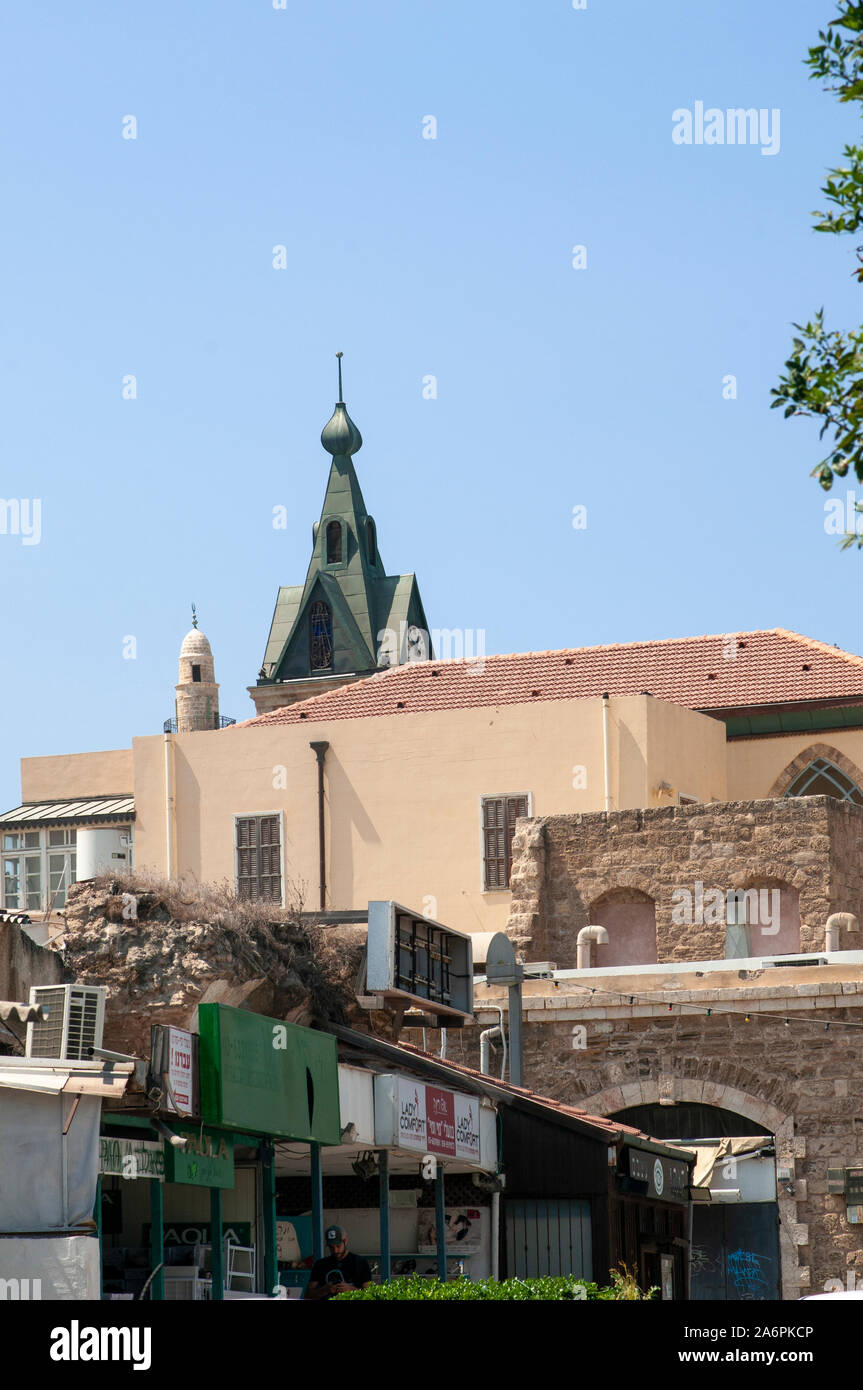 La parte superiore del Jaffa torre dell orologio come si vede sui tetti degli edifici vicini Foto Stock