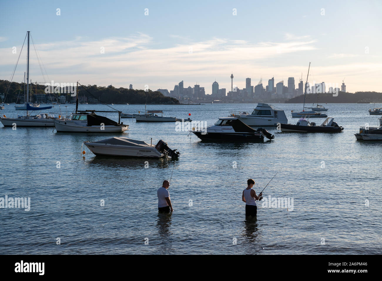 Sydney, NSW, Australia-Oct 20, 2019: vista sulla skyline di CBD e barche da Watsons, Australia il più antico villaggio di pescatori e un posto popolare con Foto Stock