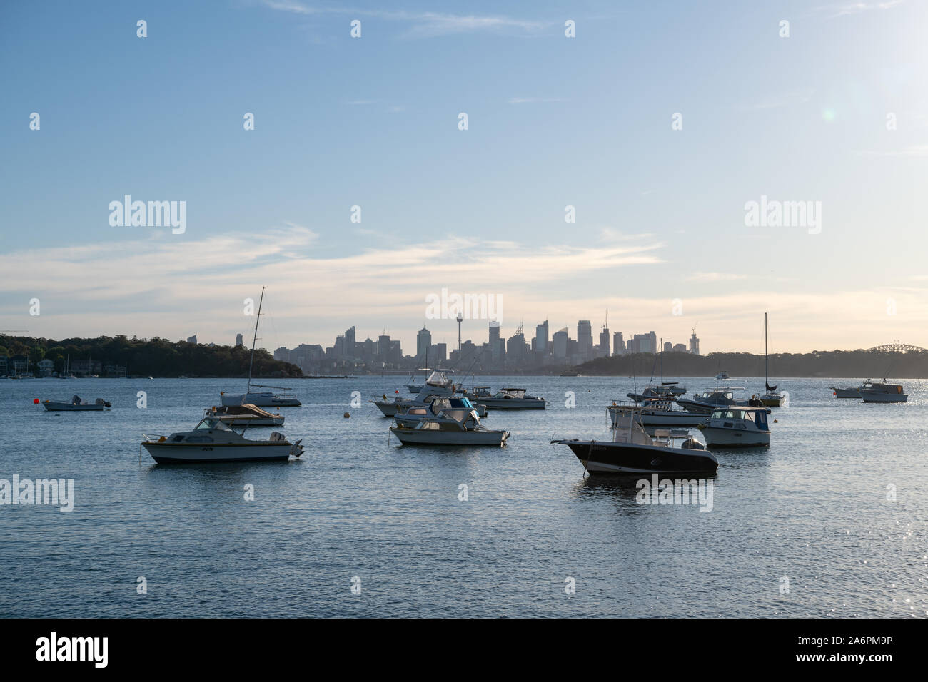 Sydney, NSW, Australia-Oct 20, 2019: vista sulla skyline di CBD e barche da Watsons, Australia il più antico villaggio di pescatori e un posto popolare con Foto Stock