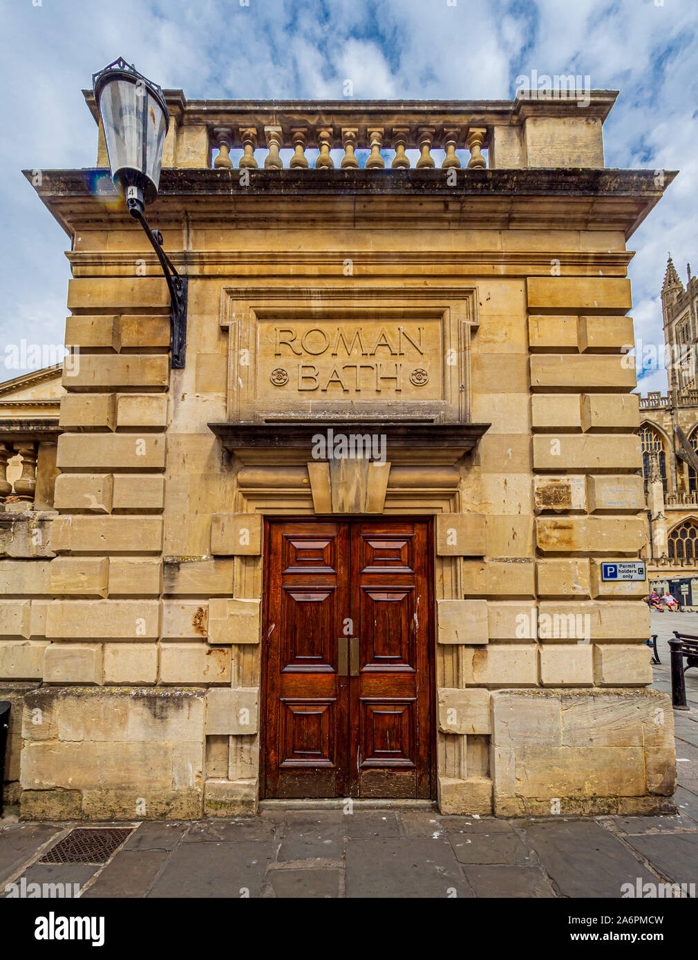 Bagno romano segno scolpiti in pietra sopra la porta, bagno, Somerset, Regno Unito. Foto Stock