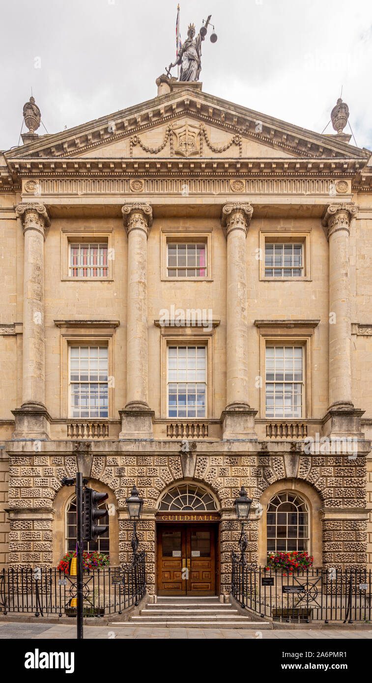 Facciata esterna della Guildhall, un edificio classificato di grado 1, sede dell'ufficio del registro di Bath, Somerset, Inghilterra. Foto Stock