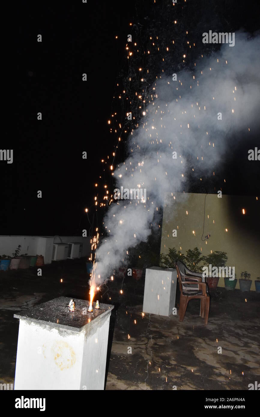 Vaso di fiori Diwali fuochi d' artificio tree scintille fire Diwali festival è celebrato in India più popolari festival indù ha celebrato con opere di fuoco. Foto Stock
