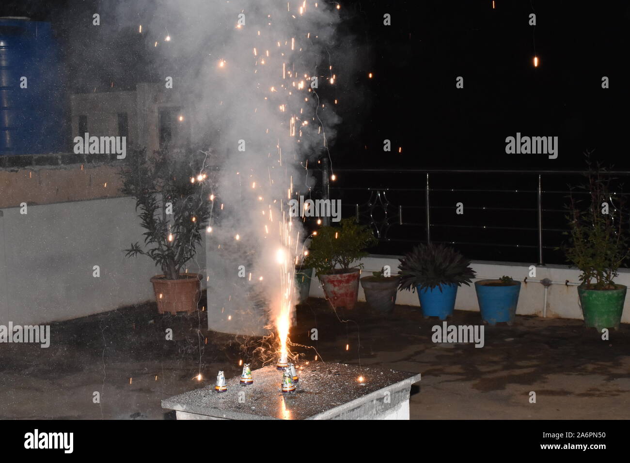Vaso di fiori Diwali fuochi d' artificio tree scintille fire Diwali festival è celebrato in India più popolari festival indù ha celebrato con opere di fuoco. Foto Stock