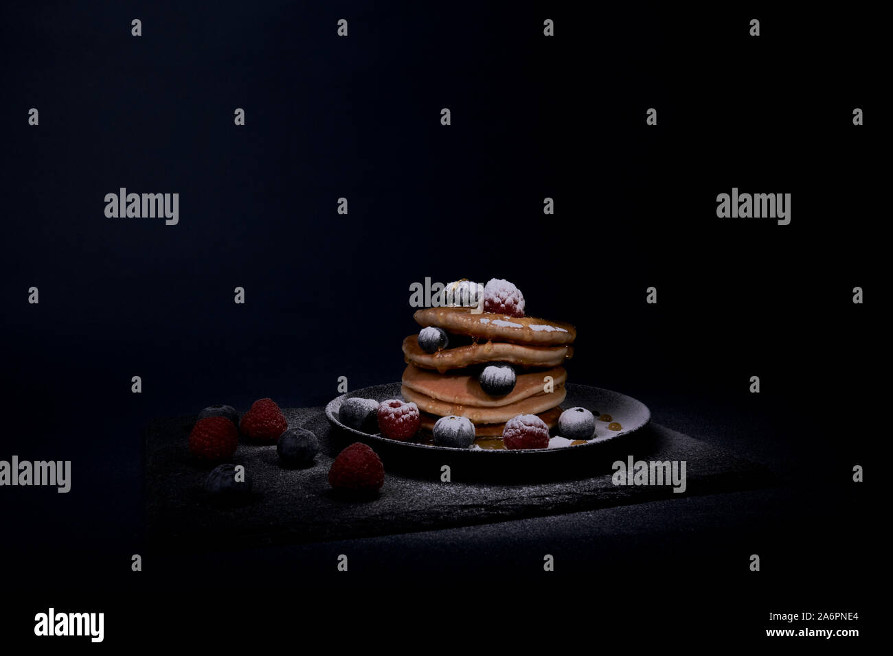 Pila di pancake con sciroppo di frutta e zucchero a velo Foto Stock