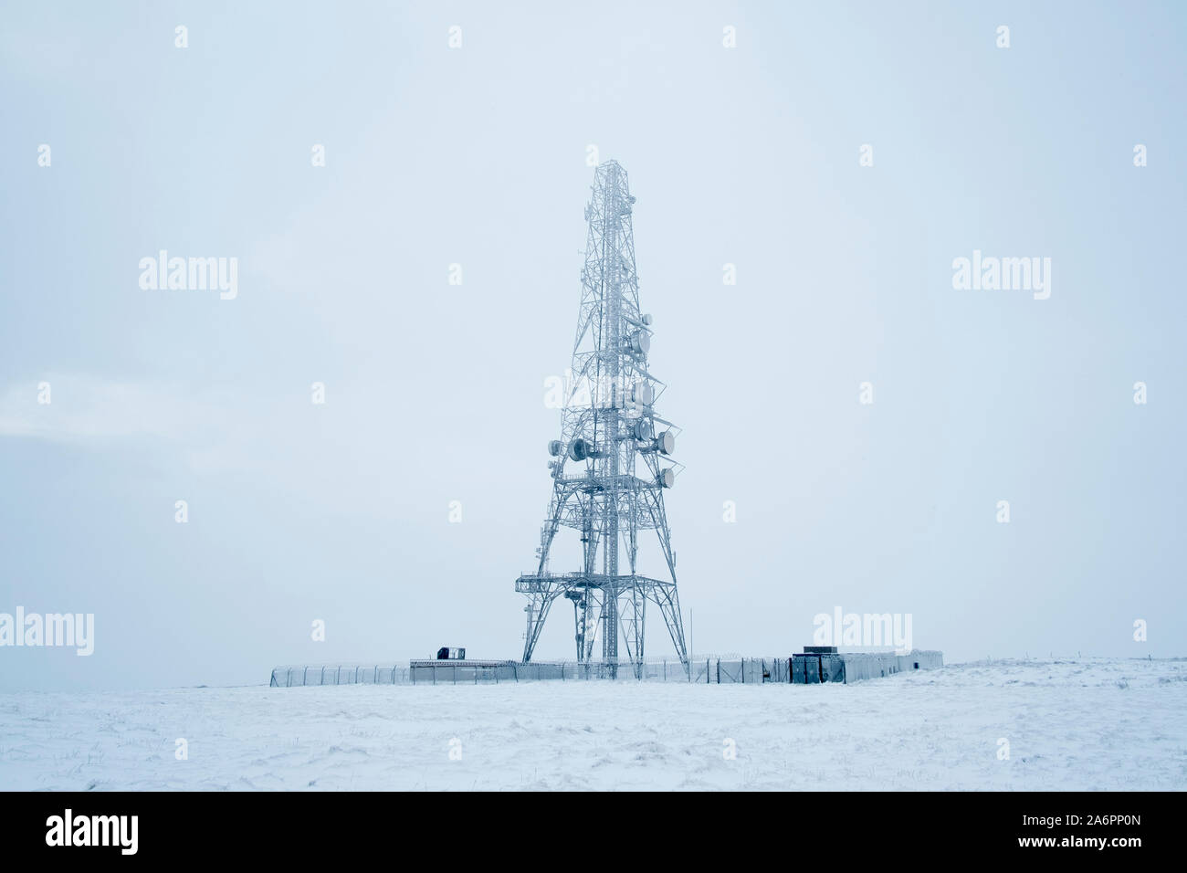 Windy Hill trasmettitore montante, su un nebbioso giorno in inverno la neve, Saddleworth Moor, picco scuro, parco nazionale di Peak District Foto Stock