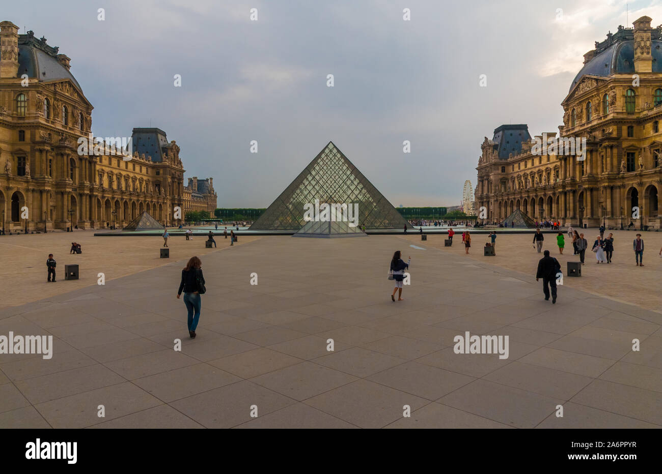 Bella vista panoramica del Palazzo del Louvre a Parigi guardando ad ovest attraverso la Cour Napoleone e la Piramide del Louvre al tramonto in estate. Foto Stock