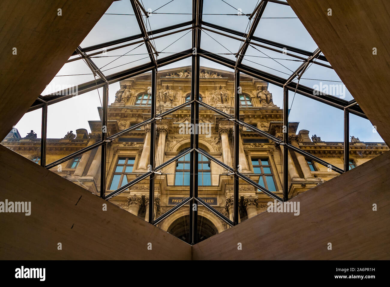 Vista artistico della bella facciata dell'Ala Richelieu attraverso un diamante a forma di apertura, coperto con lastre di vetro della piramide del Louvre in... Foto Stock