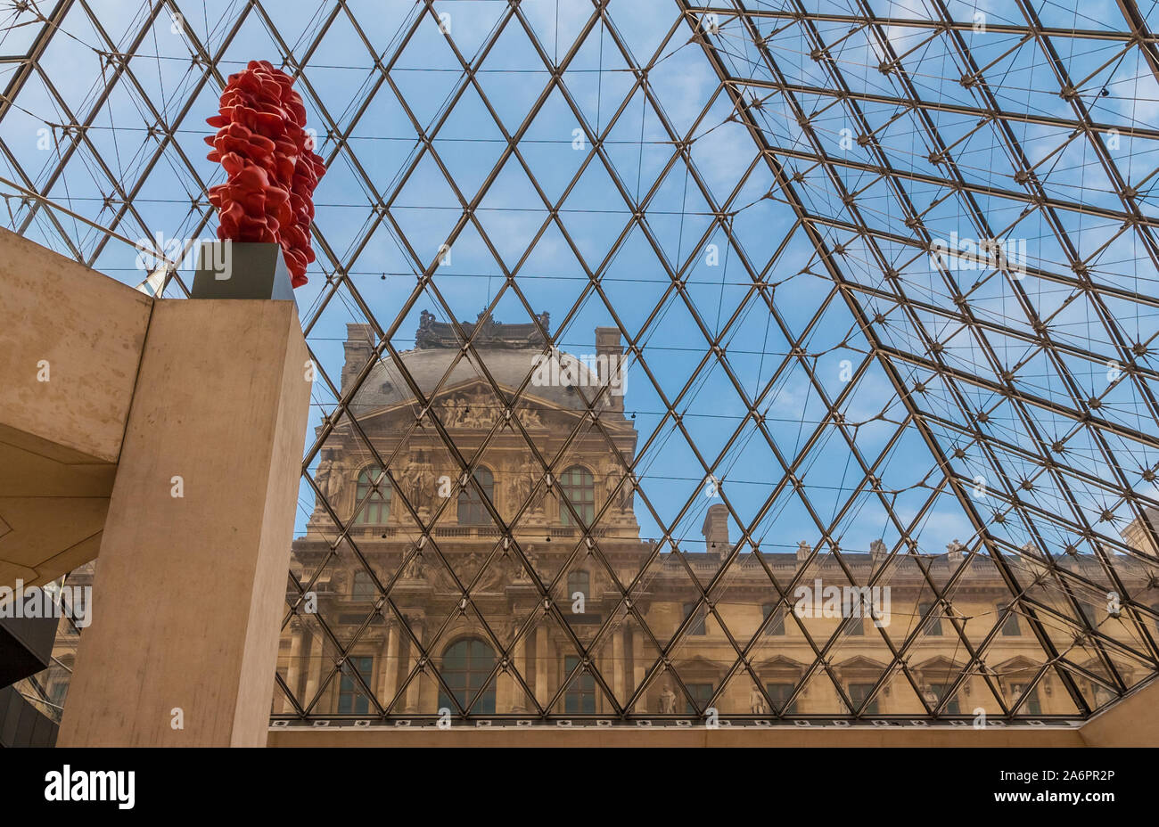 Vista speciale di Ala Richelieu attraverso il vetro della piramide del Louvre a Parigi dalla metropolitana di lobby e del museo con il rosso della scultura ... Foto Stock