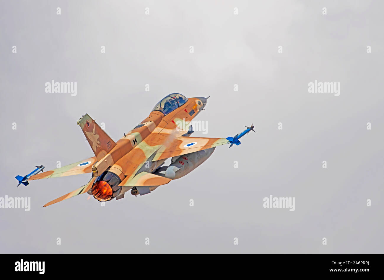 Forza Aerea israeliana (IAF) General Dynamics F-16D in volo con un cielo blu sullo sfondo. Foto Stock