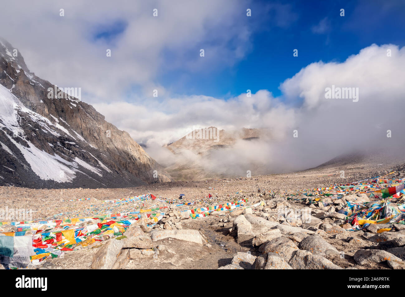 Drolma La Pass sulla quota 5650 metri sopra il livello del mare è il punto più alto del percorso rituale intorno al Sacro Monte Kailash nel Tibet occidentale. Foto Stock