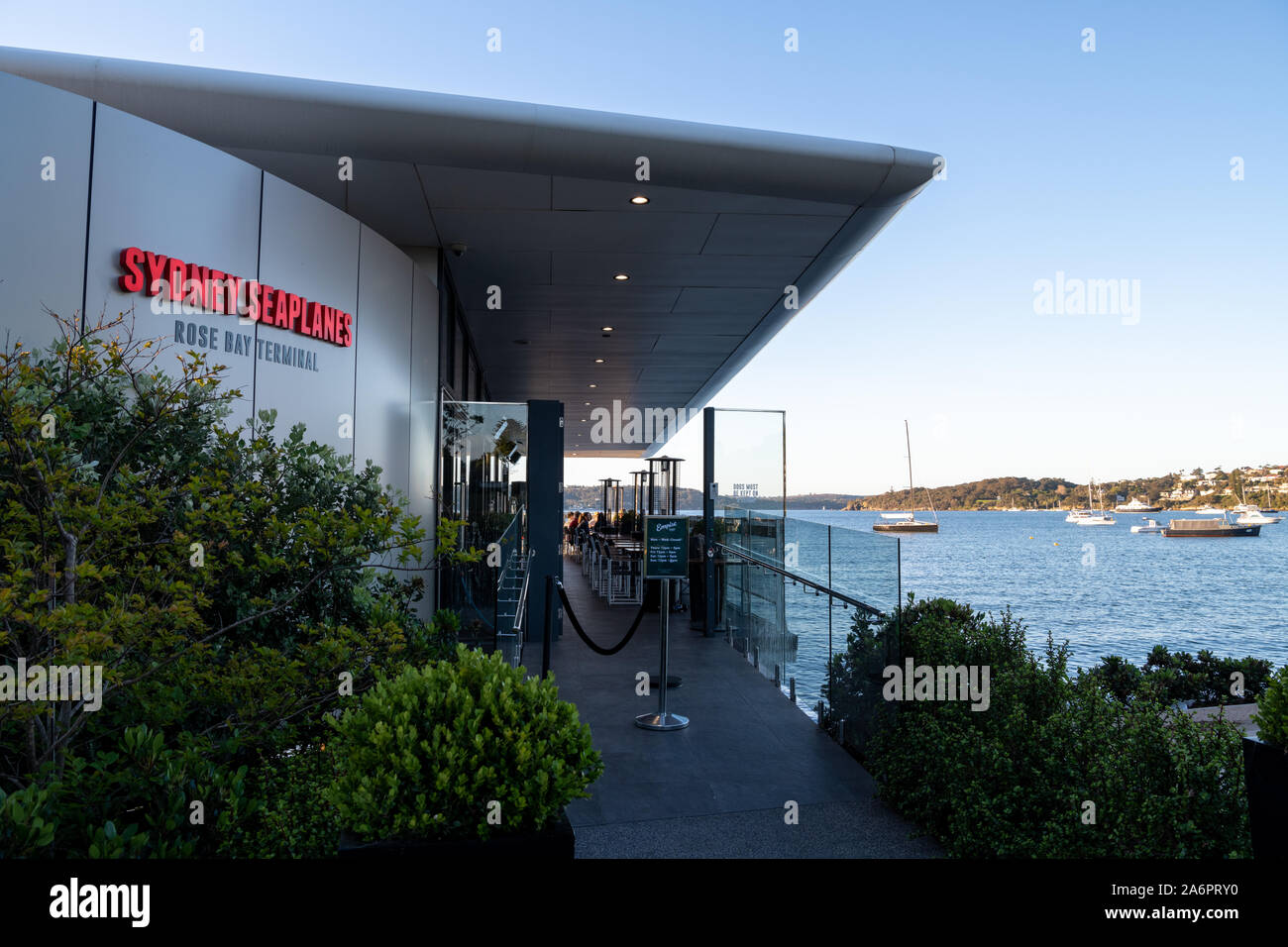 Sydney, NSW, Australia-Oct 20, 2019: vista su piani di Sydney Rose Bay Terminal e idrovolanti con il tramonto in background in Rose Bay, Australia Foto Stock