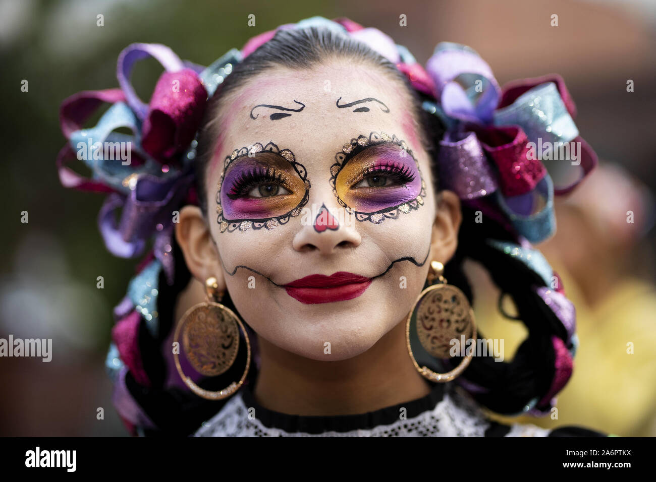 Marzo 15, 2019, Los Angeles, California, Stati Uniti: partecipante con faccia dipinti si affaccia su durante la dia De Los Muertos (Giorno dei Morti) processione sul Alvarado Street a Los Angeles..L'evento celebra la vita dei cari defunti e include una processione serale, altari, azteca ballerini e cranio face painting. (Credito Immagine: © Ronen Tivony/SOPA immagini via ZUMA filo) Foto Stock
