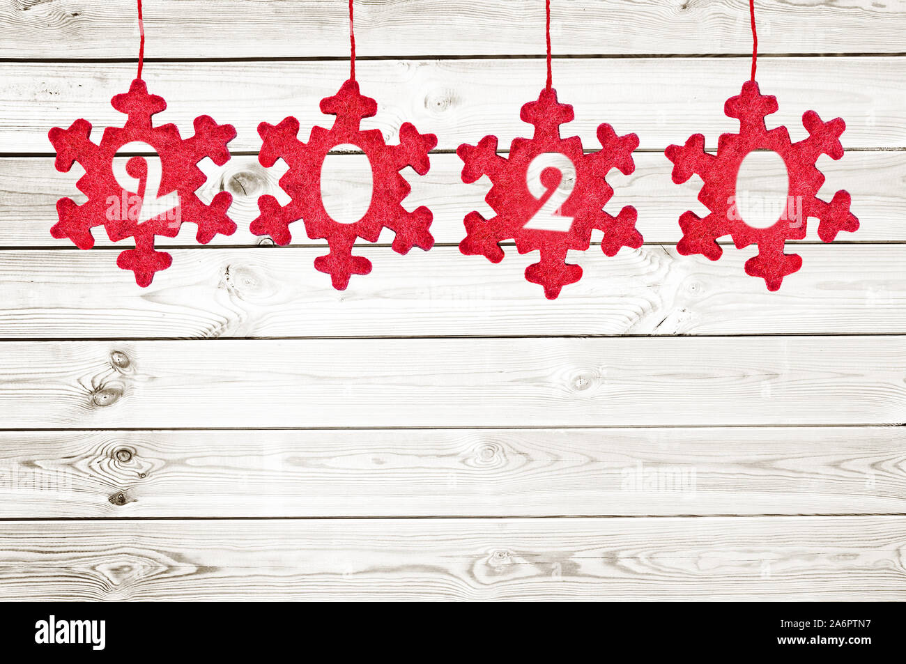 2020 tagliato in tessuto rosso Ornamenti natale appeso su tavole in bianco sullo sfondo Foto Stock