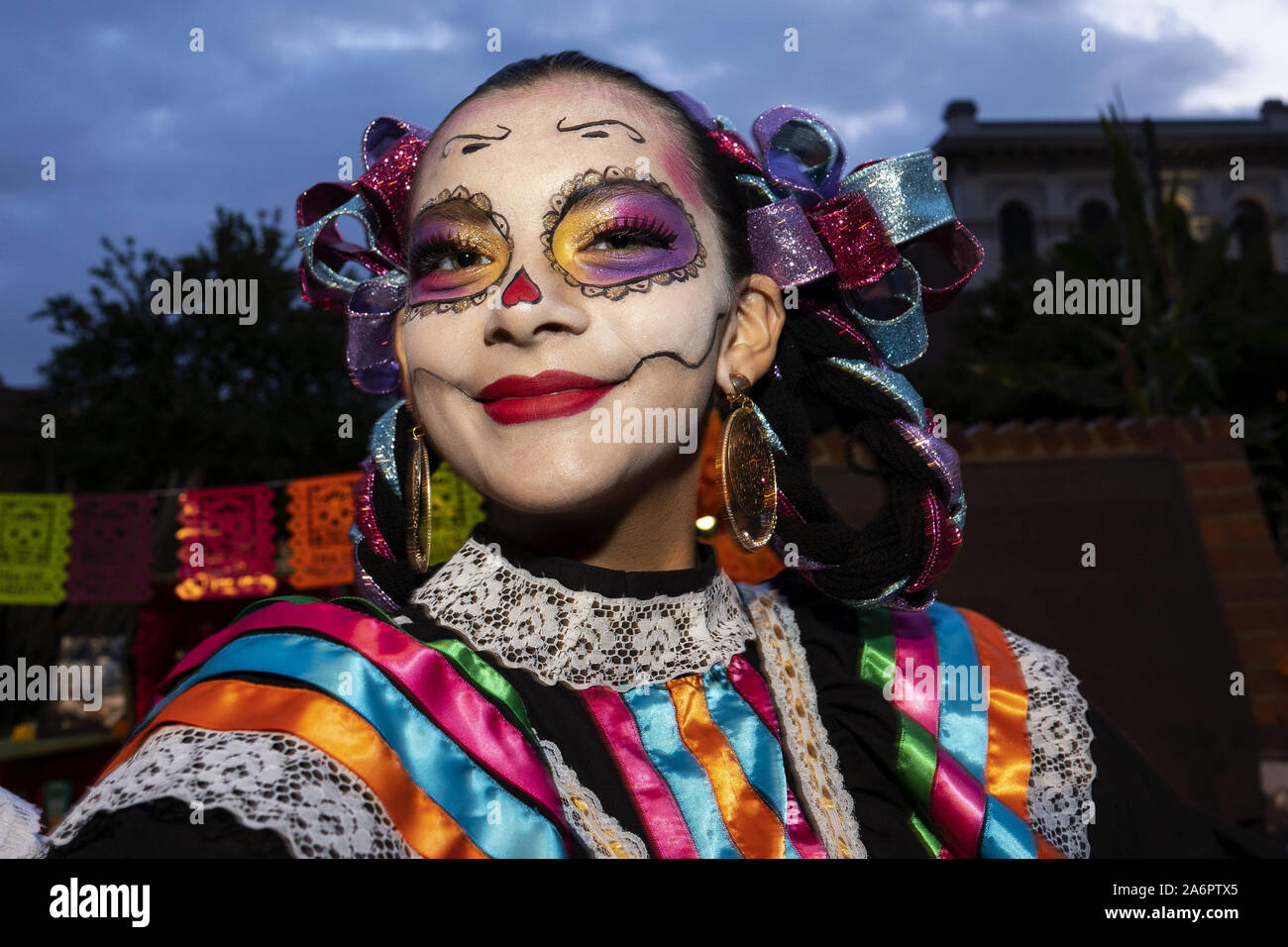 Los Angeles, California, USA. Xv Mar, 2019. Partecipante faccia con dipinti durante la dia De Los Muertos (Giorno dei Morti) processione sul Alvarado Street a Los Angeles.L'evento celebra la vita dei cari defunti e include una processione serale, altari, azteca ballerini e cranio face painting. Credito: Ronen Tivony SOPA/images/ZUMA filo/Alamy Live News Foto Stock