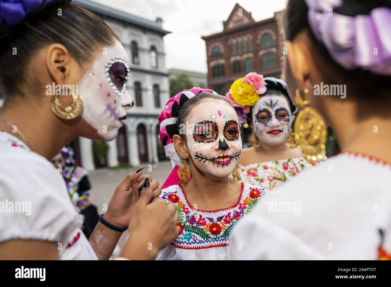 Los Angeles, California, USA. Xv Mar, 2019. I partecipanti con il volto dipinti durante la dia De Los Muertos (Giorno dei Morti) processione sul Alvarado Street a Los Angeles.L'evento celebra la vita dei cari defunti e include una processione serale, altari, azteca ballerini e cranio face painting. Credito: Ronen Tivony SOPA/images/ZUMA filo/Alamy Live News Foto Stock