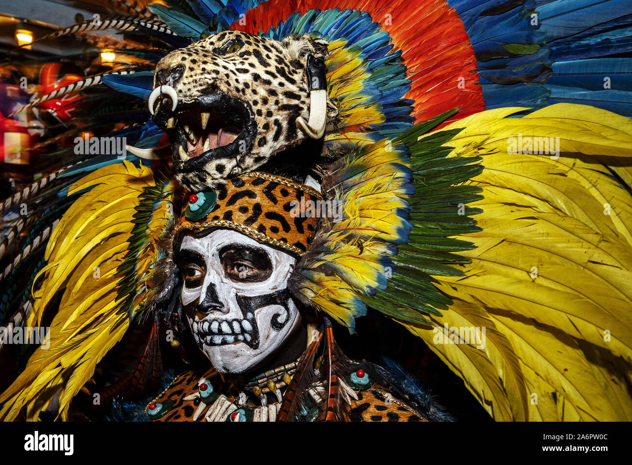 Los Angeles, California, USA. Xv Mar, 2019. Ballerino azteca vestito in costume tradizionale con faccia dipinti durante la dia De Los Muertos (Giorno dei Morti) processione sul Alvarado Street a Los Angeles.L'evento celebra la vita dei cari defunti e include una processione serale, altari, azteca ballerini e cranio face painting. Credito: Ronen Tivony SOPA/images/ZUMA filo/Alamy Live News Foto Stock