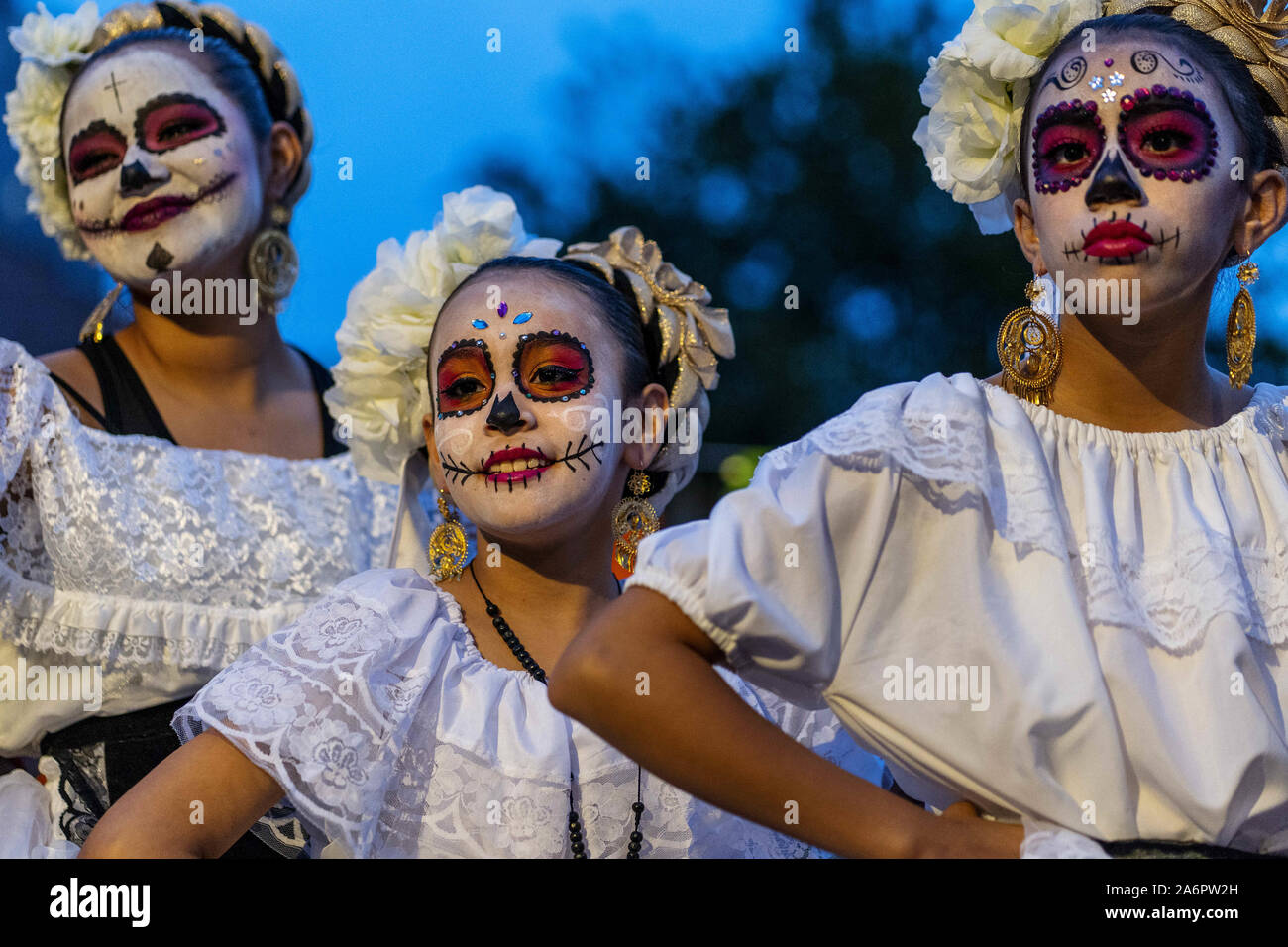 Los Angeles, California, USA. Xv Mar, 2019. I partecipanti con il volto dipinti durante la dia De Los Muertos (Giorno dei Morti) processione sul Alvarado Street a Los Angeles.L'evento celebra la vita dei cari defunti e include una processione serale, altari, azteca ballerini e cranio face painting. Credito: Ronen Tivony SOPA/images/ZUMA filo/Alamy Live News Foto Stock