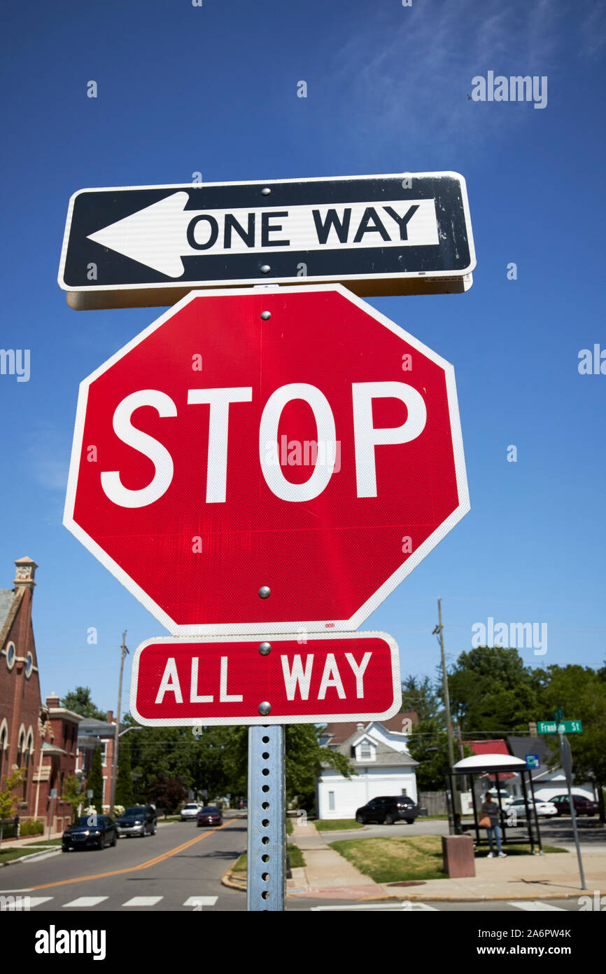Tutti modo stop con un modo segno abitato rurale di Columbus indiana USA Foto Stock