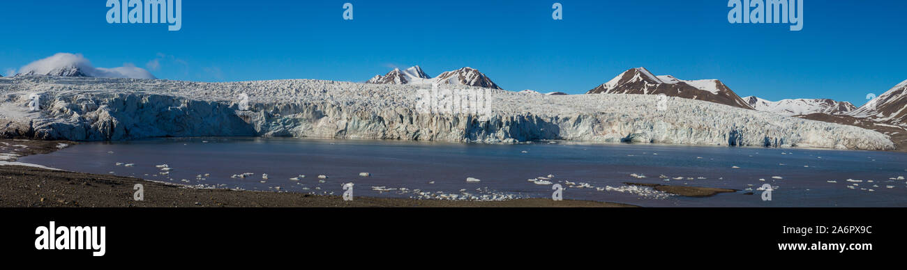 Panoramica dettagliata vista sul ghiacciaio Esmarkbreen fronte ghiacciato in Svalbard, cielo blu Foto Stock