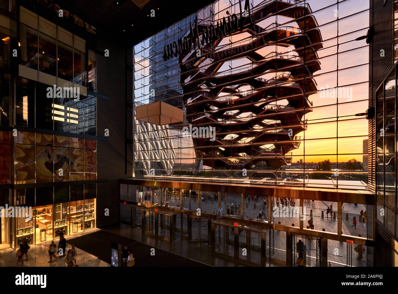 New York City Hudson cortili interni con vista sul recipiente (scala) al tramonto. Midtown West, Manhattan, NY, STATI UNITI D'AMERICA Foto Stock