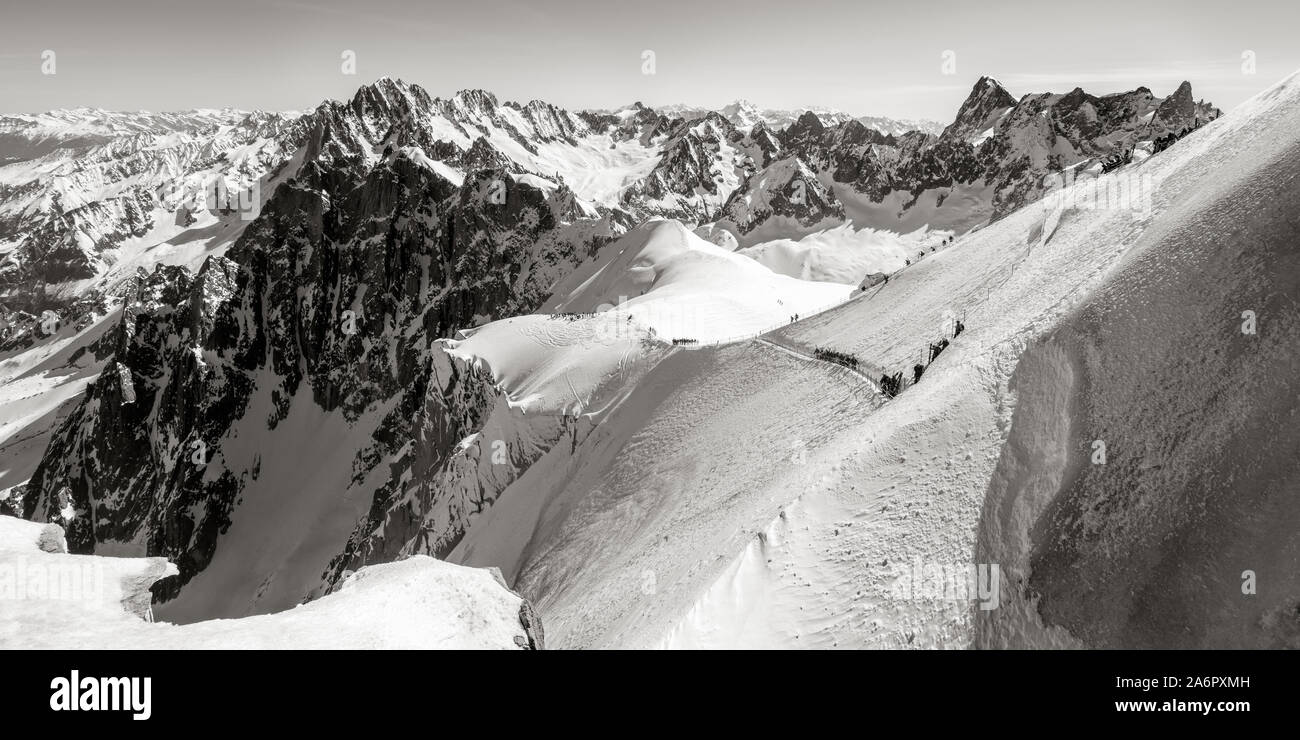 Sci estremo sul massiccio del Monte Bianco, Aiguille du Midi ridge e Vallée Blanche. Chamonix, Haute-Savoie, alpi, Francia (bianco e nero) Foto Stock