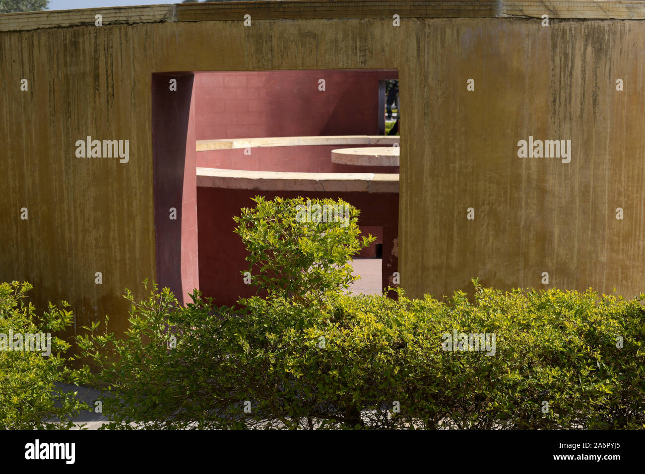 Il Jantar Mantar è una raccolta di diciannove architettonico strumenti astronomici costruito dal Kachwaha Rajput re Sawai Jai Singh II, il fondatore Foto Stock
