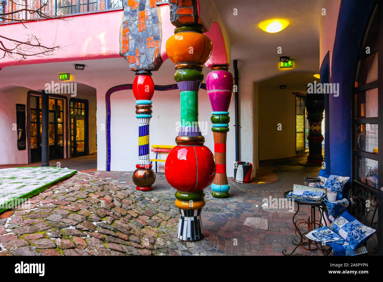 Magdeburg, Germania - 25 Febbraio 2019: edificio colorato di Hundertwasser arte con mosaico. Un angolo caffetteria di fronte a due punti della casa Hundertwasser Foto Stock