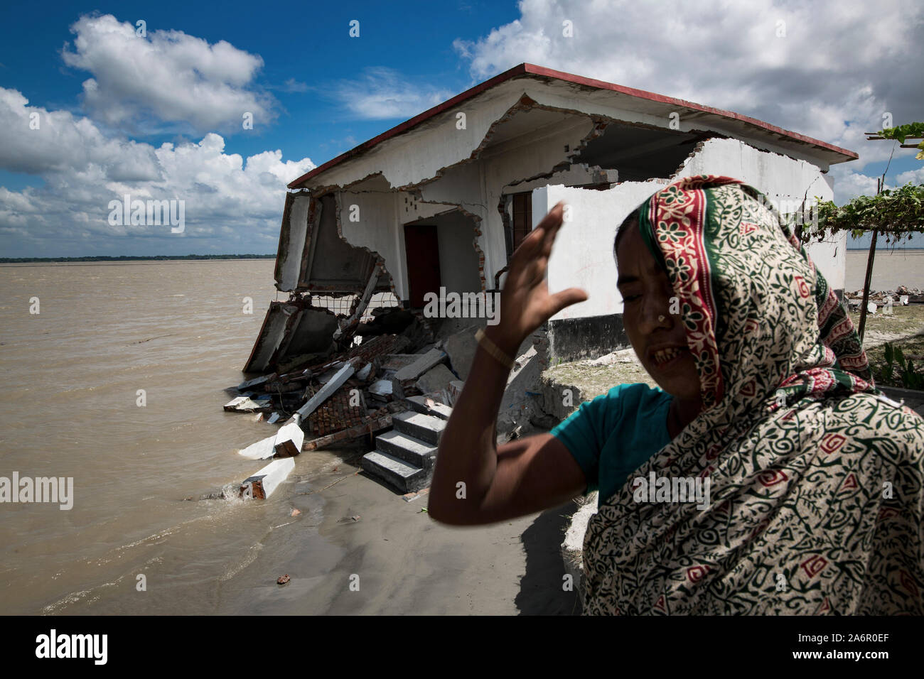 Dacca in Bangladesh - 12 settembre : Una donna vede al suo rifugio eroso home vicino al fiume Meghna in Bangladesh il 12 settembre 2019. Le persone che hanno perso la Foto Stock