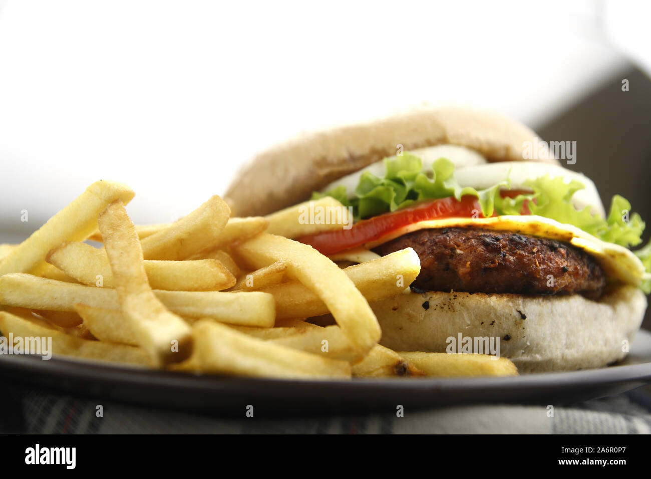 Cucinata fresca hamburger e patatine fritte Foto Stock