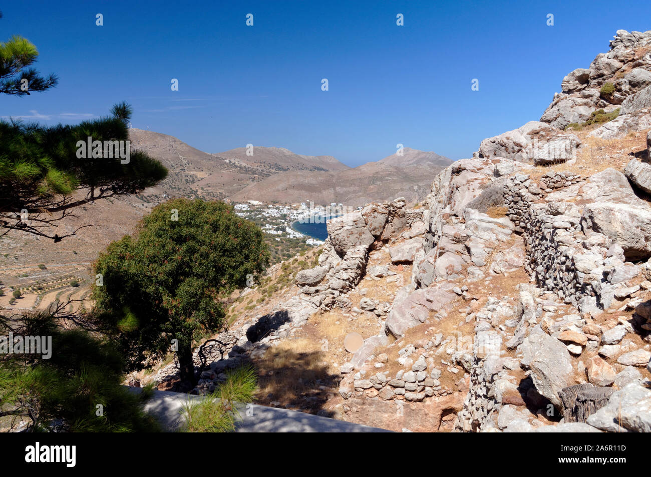 Vista guardando verso Livadia da Aghios Pavlos, Tilos, isole Dodecanesi, Egeo Meridionale, Grecia. Foto Stock
