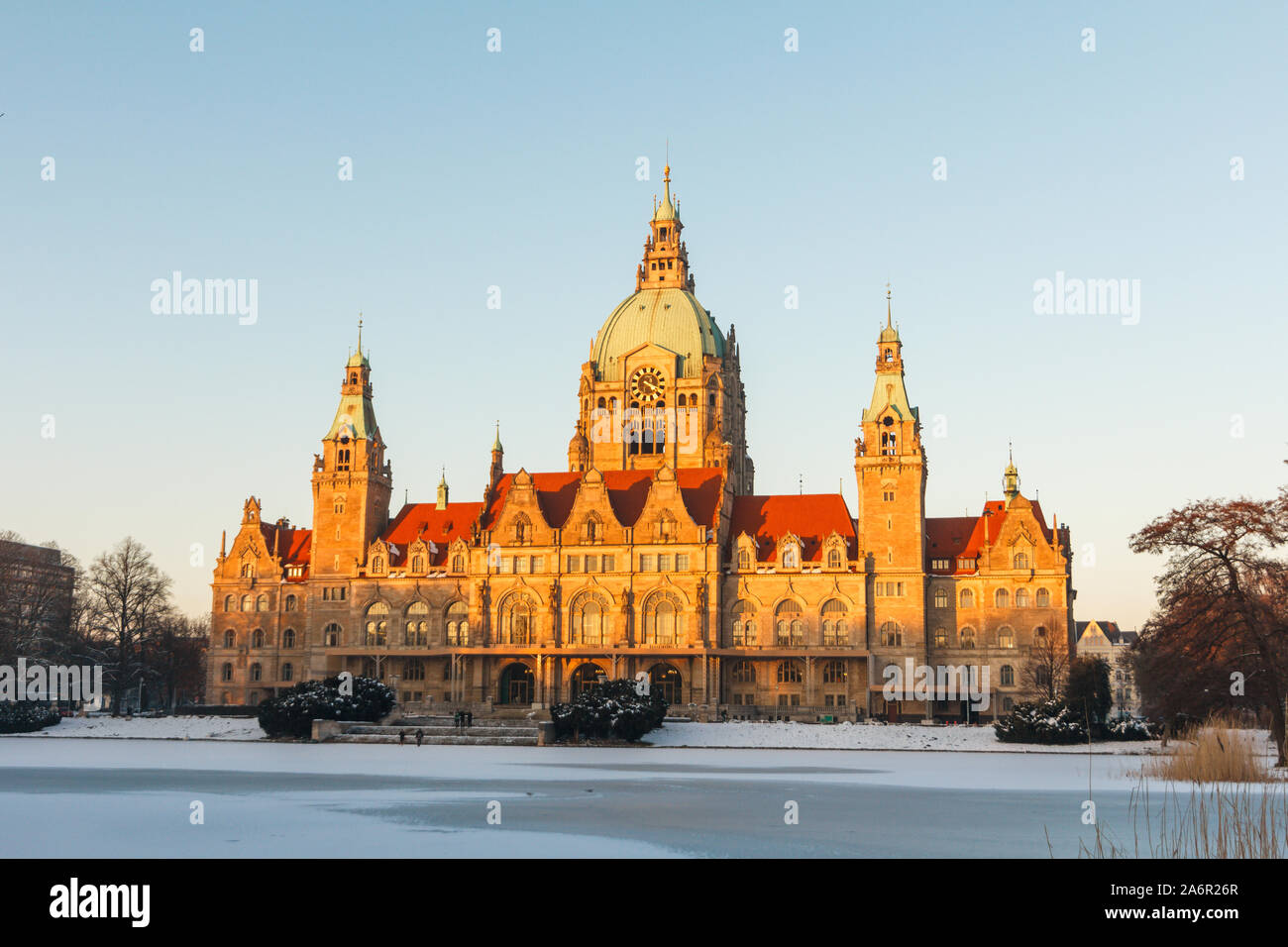 Panorama del nuovo municipio Rathaus e masch Parco in inverno il tramonto in Hannover. Vi è lago ghiacciato. Foto Stock