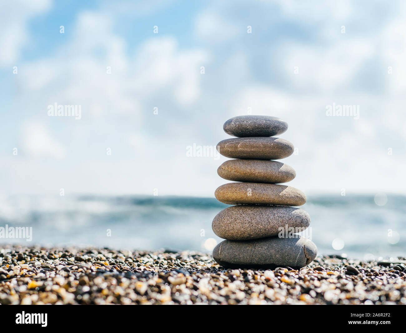 Equilibrio di pietre sulla spiaggia con copia spazio per il testo o il design. La piramide di pietre come zen, armonia, equilibrio concetto Foto Stock