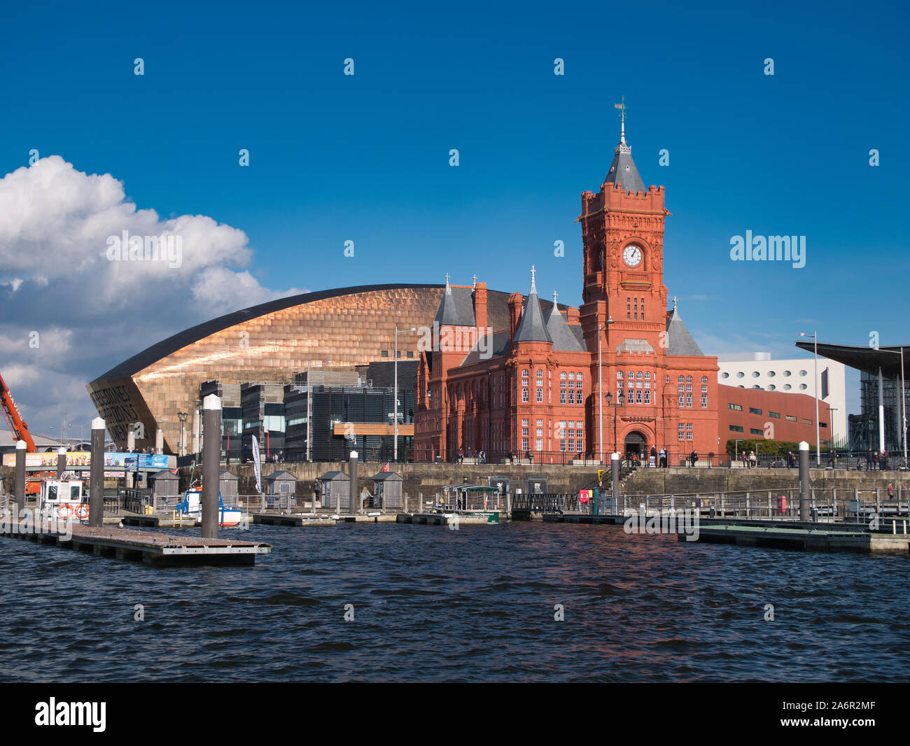 Una vista di tutta la baia di Cardiff a Cardiff, nel Galles, Regno Unito in una giornata di sole in autunno - il tetto di rame del Wales Millennium Centre e i mattoni rossi di gra Foto Stock