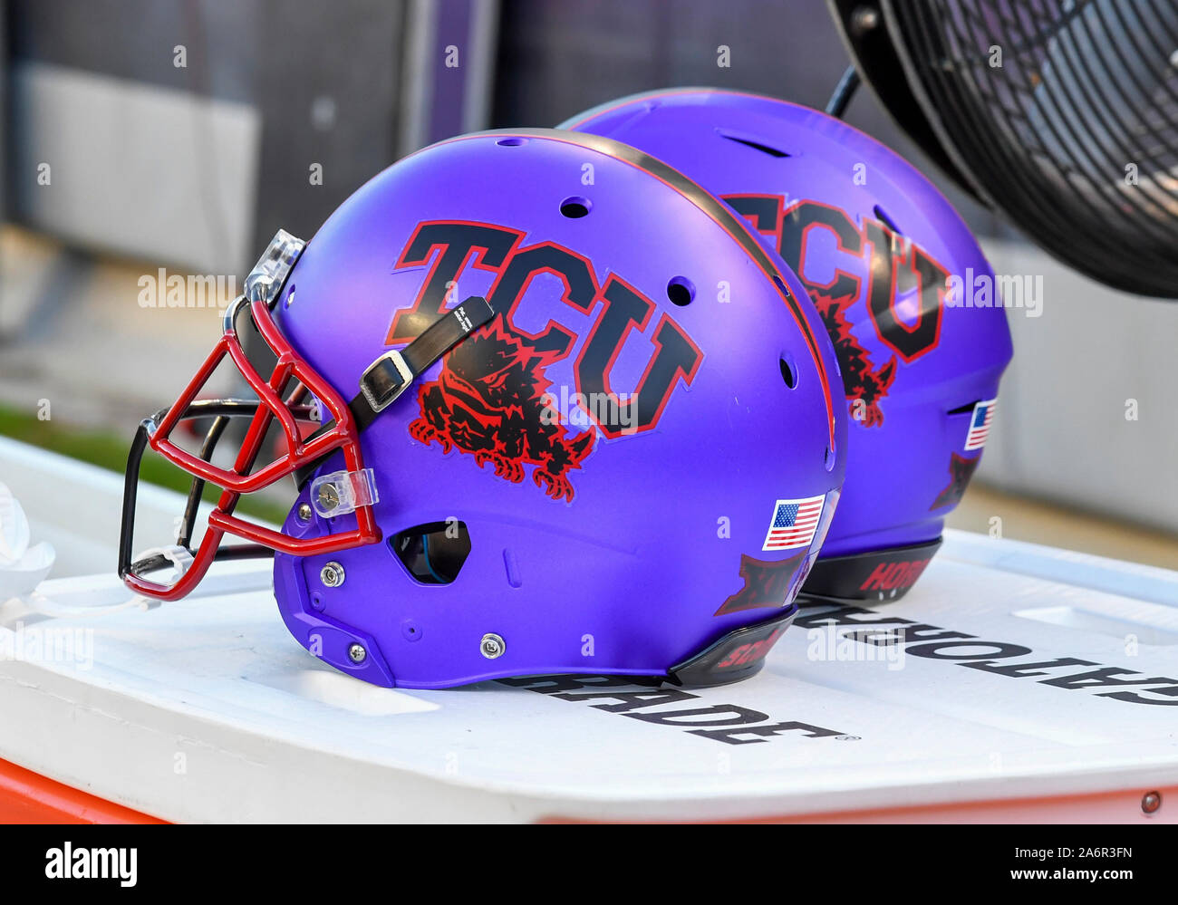 Oct 26, 2019: caschi che sono stati indossati durante una partita NCAA tra la University of Texas Longhorns ed il Texas Christian University cornuto rane a Amon G. Carter Stadium di Fort Worth, Tx TCU sconfitto Texas 37-27 Albert Pena/CSM Foto Stock