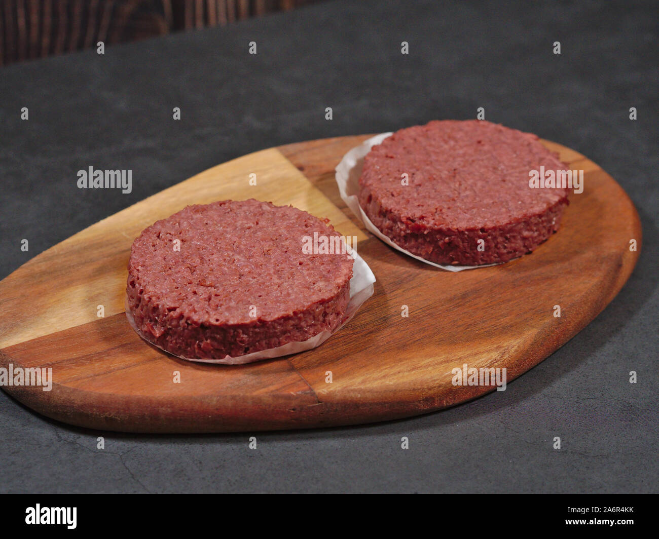 Materie vegane impianto basato gli hamburger sul bordo di taglio Foto Stock