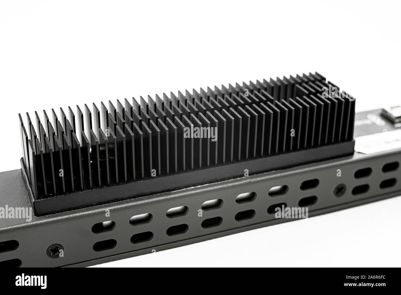 Dissipatore di calore di un sistema elettronico di dispositivo a cremagliera con cellule e perforato Foto Stock