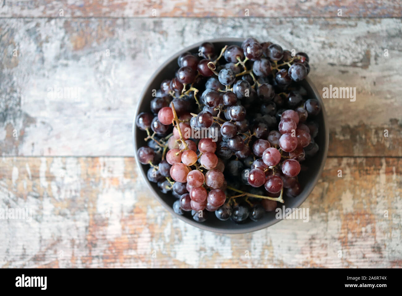 uva resh matura. Uve blu e rosa. Vendemmia autunnale. Foto Stock