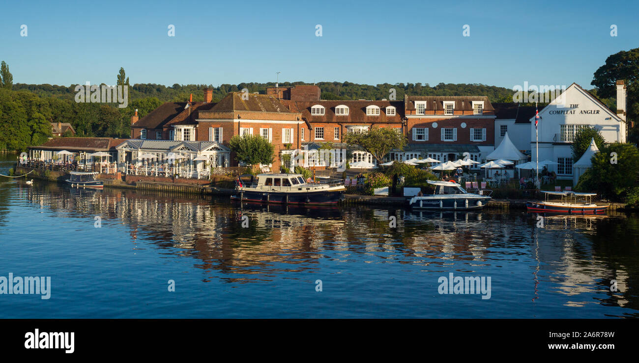 Il Compleat Angler Hotel sulle rive del Tamigi da Marlow Bridge a Marlow, Buckinghamshire Foto Stock