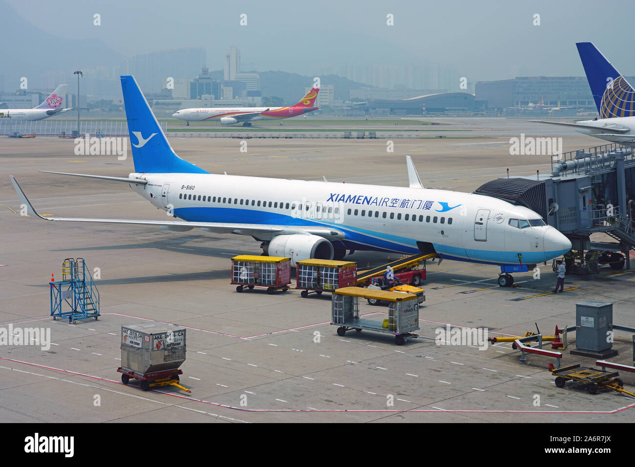 HONG KONG -18 LUG 2019- vista di un aereo dalla compagnia aerea cinese Xiamen aria (MF) presso la trafficata Hong Kong International Airport (HKG), situato in Chek La Foto Stock