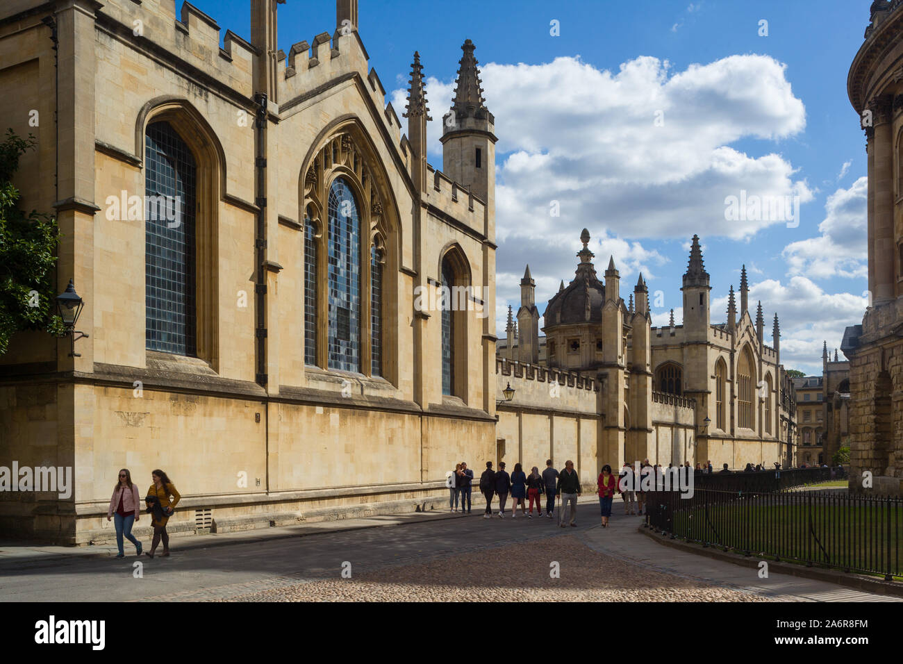 La gente a piedi dalla facciata di tutte le anime College di Oxford su Catte Street, parte dell'Università di Oxford Foto Stock